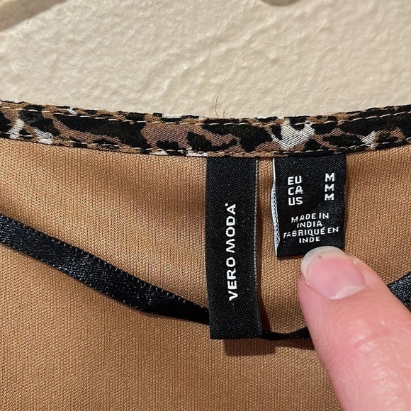 Vero Moda animal print dress flounce on bottom lined sheer sleeves sz M - Picture 3 of 12